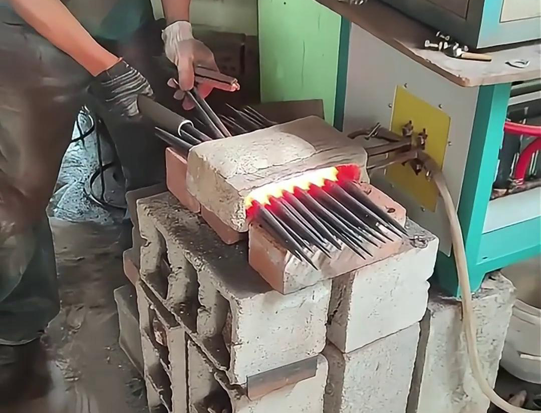 超音頻感應(yīng)加熱設(shè)備金屬毛坯棒料不需要經(jīng)過(guò)復(fù)雜的預(yù)處理，可以直接進(jìn)行紅沖鍛打