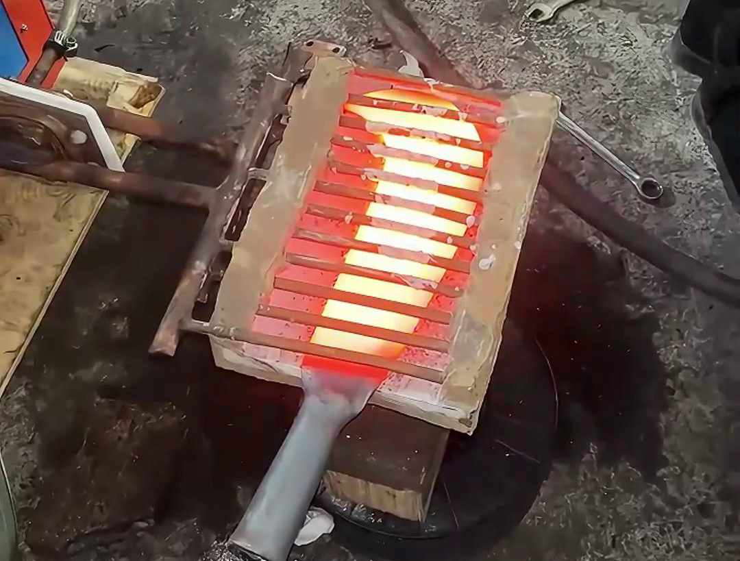 超高頻加熱機(jī)對(duì)鐮刀，也稱勾刀的刀具加熱