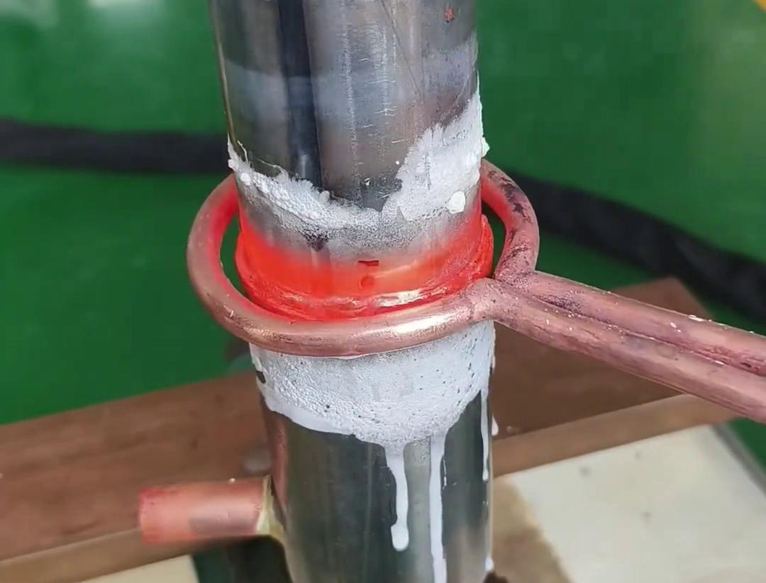 用手持式高頻焊接機去焊接不銹鋼管，它也是不銹鋼管焊接方法之一