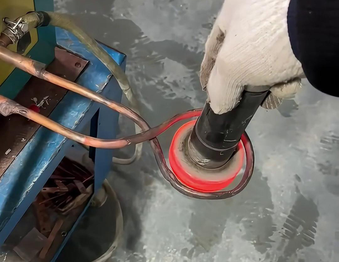 超音頻感應(yīng)加熱設(shè)備是一種對金屬工件進(jìn)行感應(yīng)加熱，以進(jìn)行表面淬火、退火等熱處理的設(shè)備。