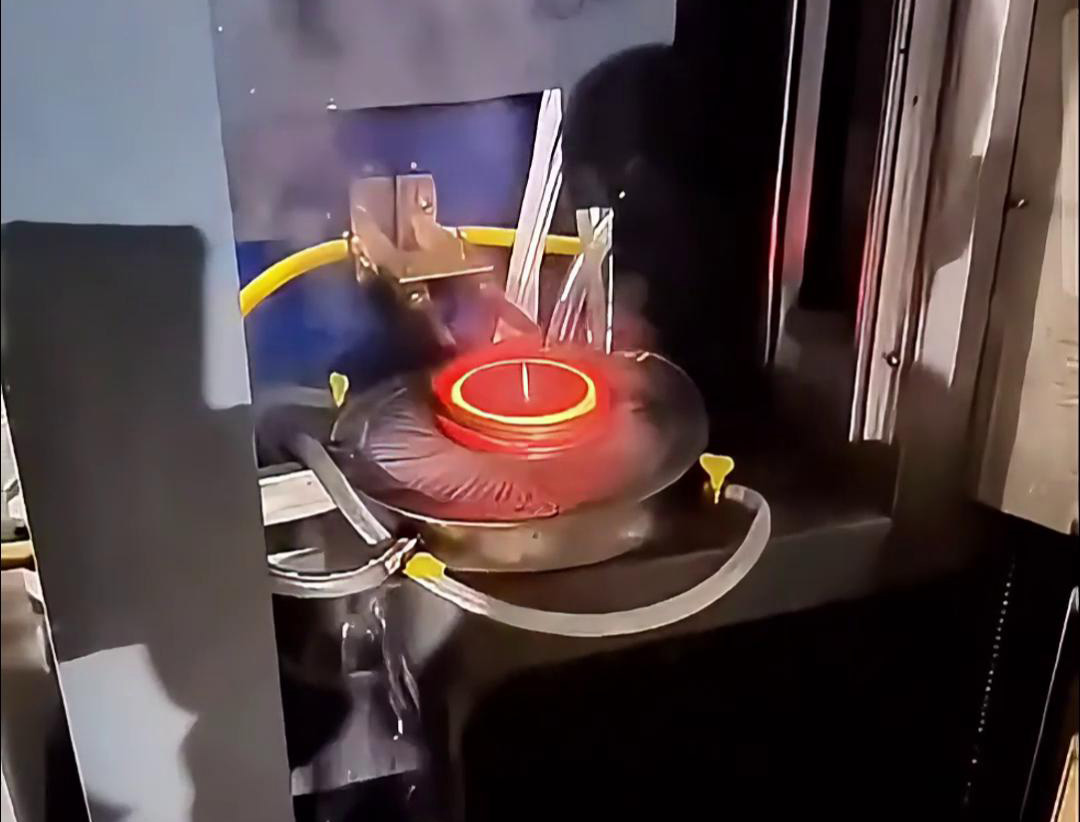 將齒輪放入高頻淬火機的感應(yīng)器內(nèi)，通過高頻感應(yīng)加熱技術(shù)將齒輪表面加熱至淬火溫度