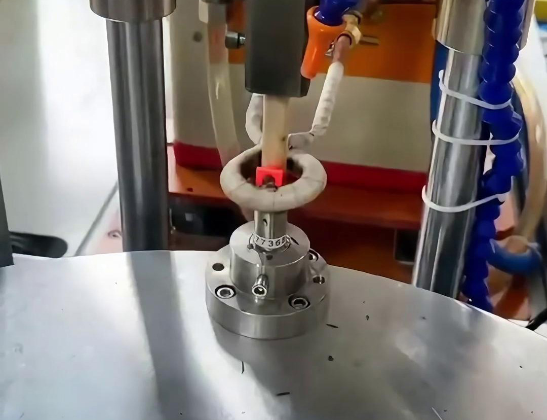 高頻焊接設(shè)備通常配備PLC的控制系統(tǒng)和傳感器，能夠?qū)崿F(xiàn)自動(dòng)化操作，減少人工干預(yù)