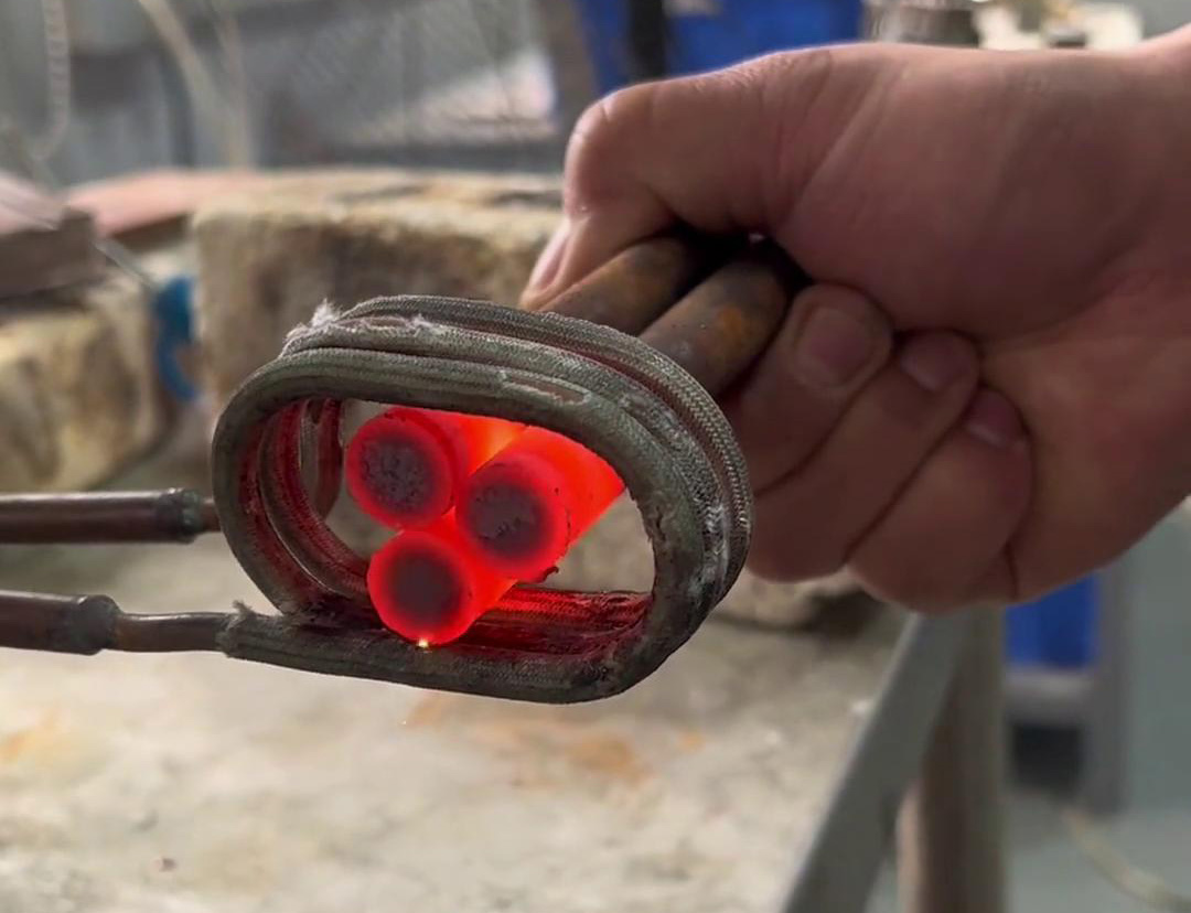 高頻感應(yīng)加熱機(jī)，可以對一根棒料進(jìn)行加熱，也可以對多根棒料同時加熱