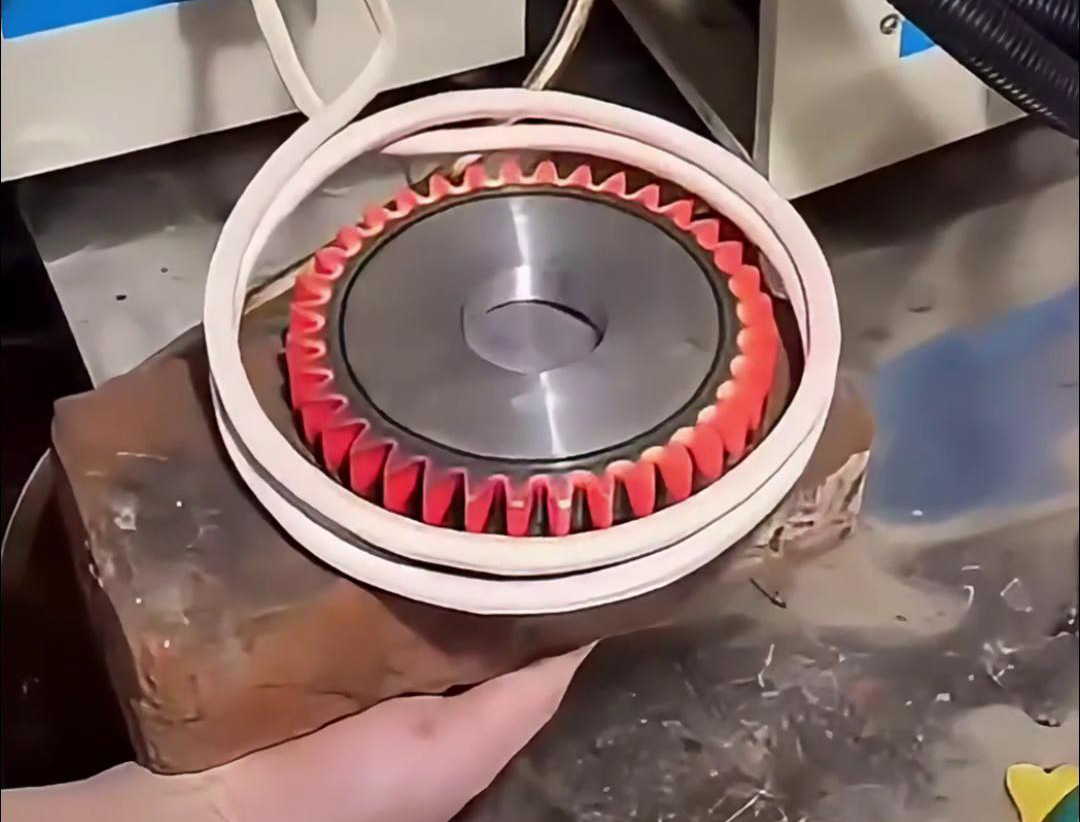 高頻淬火設(shè)備適用于各種材質(zhì)和尺寸的齒輪淬火熱處理