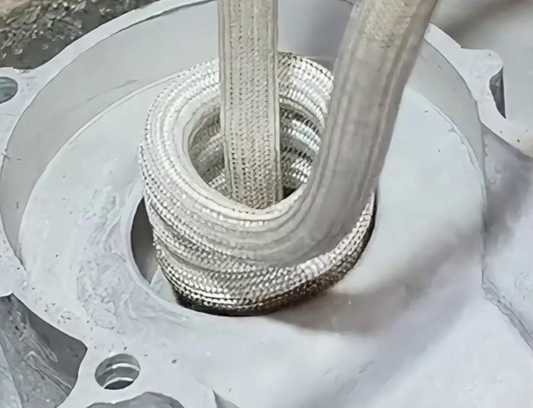 內(nèi)孔加熱裝配軸承，高頻加熱機10秒內(nèi)完成整個工藝流程