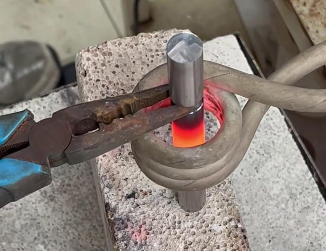鋼棒折彎過程，高頻加熱機(jī)能快速加熱鋼棒退火