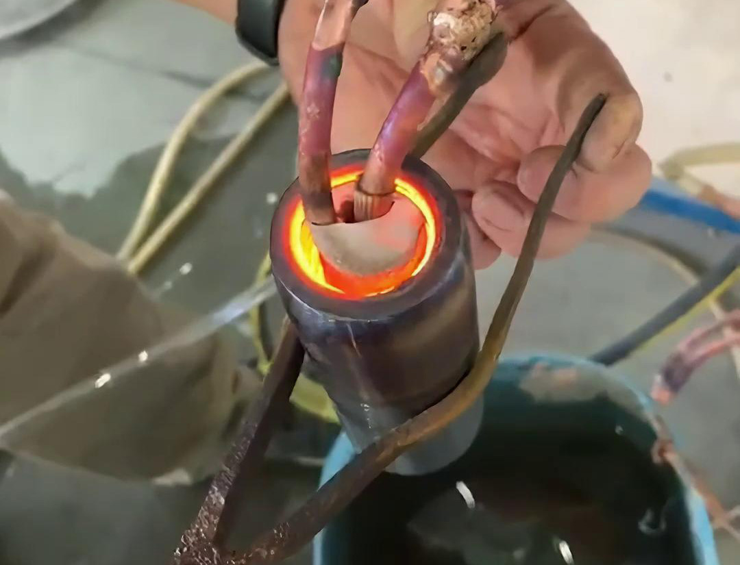 您要做內(nèi)孔熱處理嗎？那么這臺(tái)高頻加熱機(jī)就是您想要找的設(shè)備