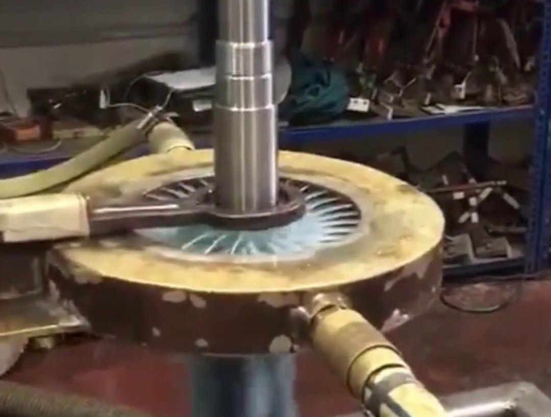 高頻數(shù)控淬火機(jī)床，更換感應(yīng)加熱線圈可適合各類(lèi)軸、齒輪淬火工藝