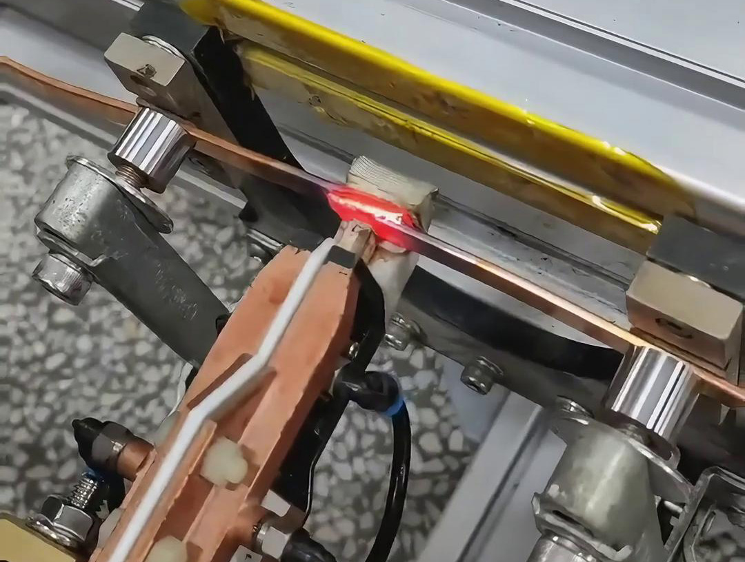 手持式高頻焊機(jī)對(duì)銅板焊接，手持式感應(yīng)加熱設(shè)備標(biāo)準(zhǔn)5米同軸電纜