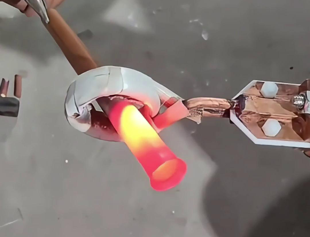 手持式高頻機(jī)集多種功能于一體，滿(mǎn)足不同工業(yè)領(lǐng)域?qū)饘偌訜崽幚?></div>
<div   id=