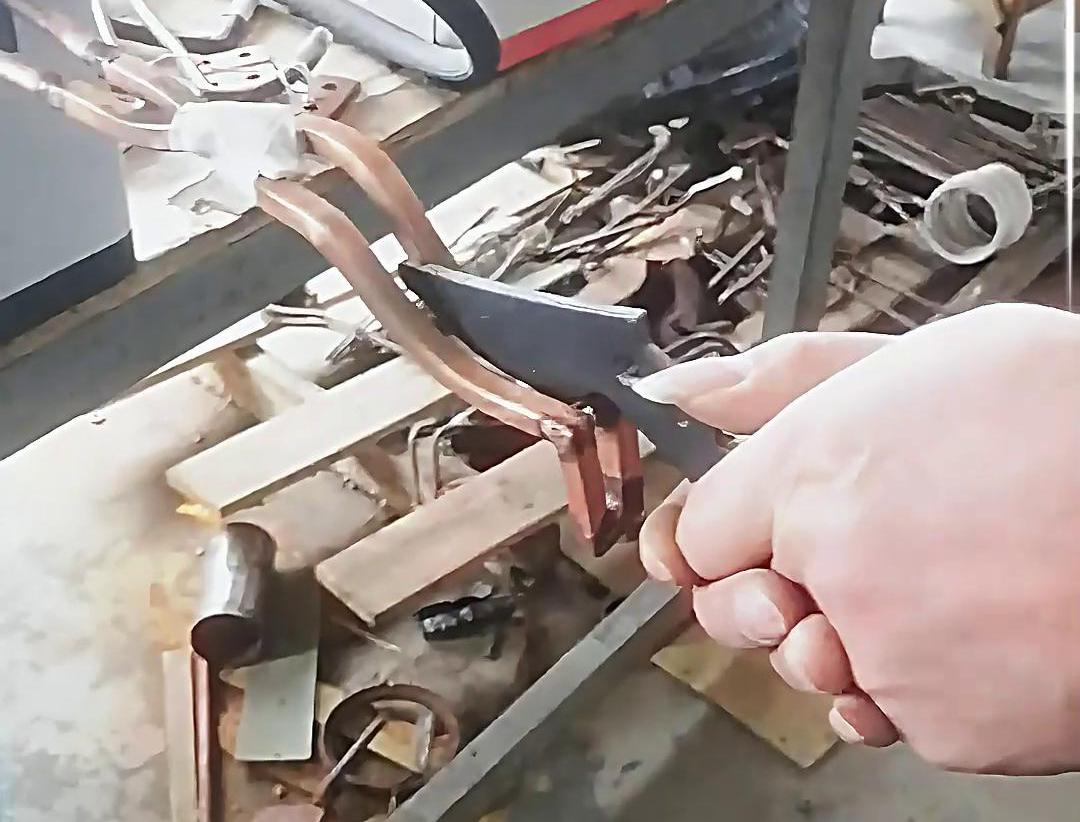 刀具淬火，根據(jù)工藝要求可以選擇高頻淬火機(jī)或者超高頻淬火設(shè)備