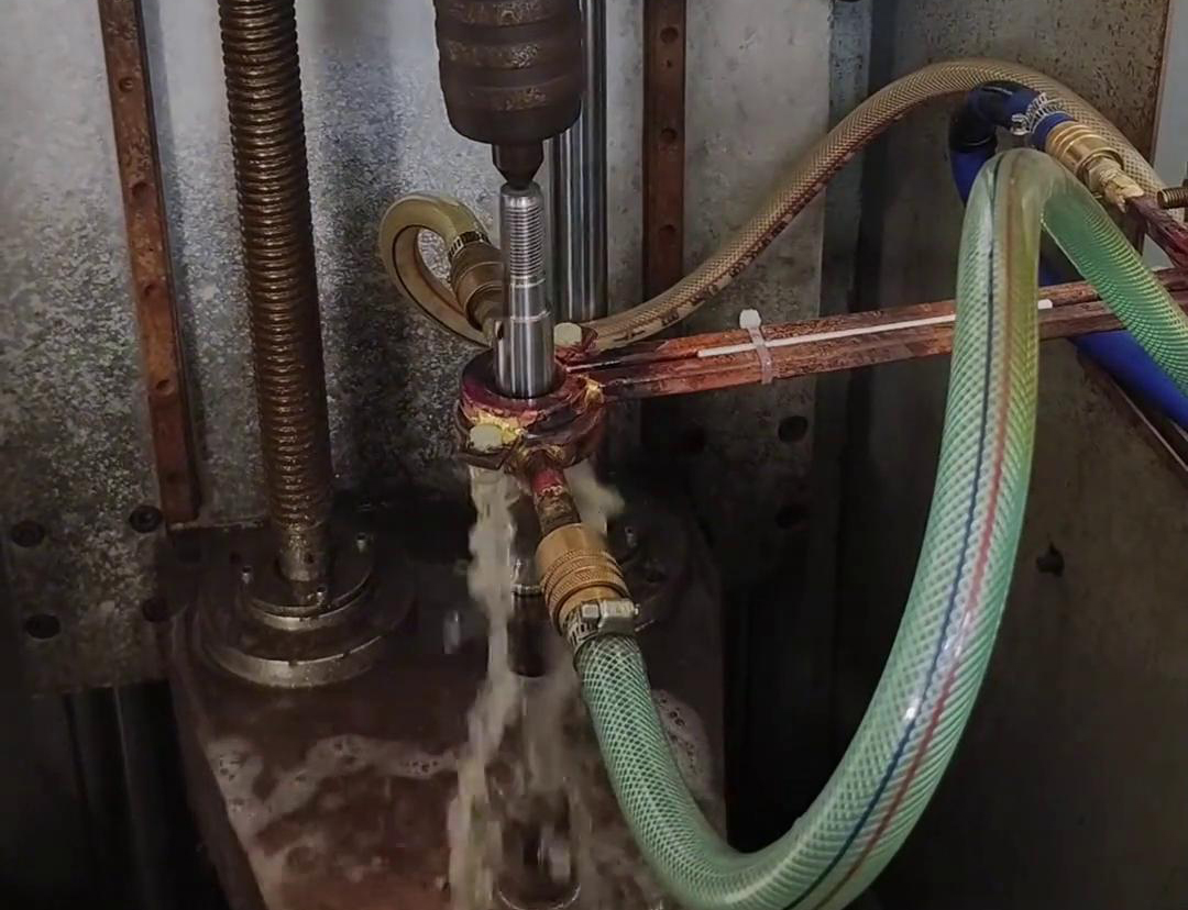 高頻淬火機(jī)床可以根據(jù)電機(jī)軸尺寸和淬火要求，實(shí)現(xiàn)自動(dòng)化操作淬火