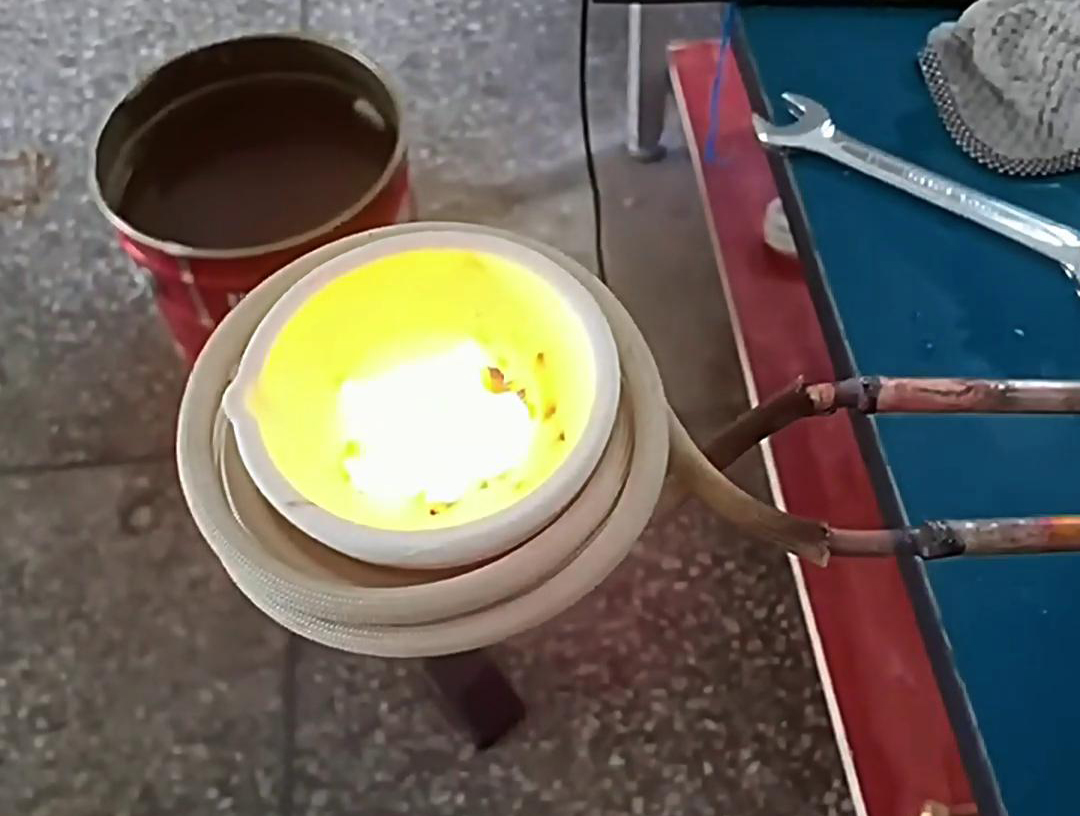 只要220V ，可以放在家里，店面里，學(xué)校和實(shí)驗(yàn)室里使用的貴金屬熔煉爐