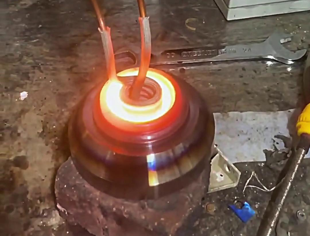 超高頻加熱機(jī)對(duì)內(nèi)孔加熱的核心優(yōu)勢(shì)在于其高效性、精準(zhǔn)性和環(huán)保性