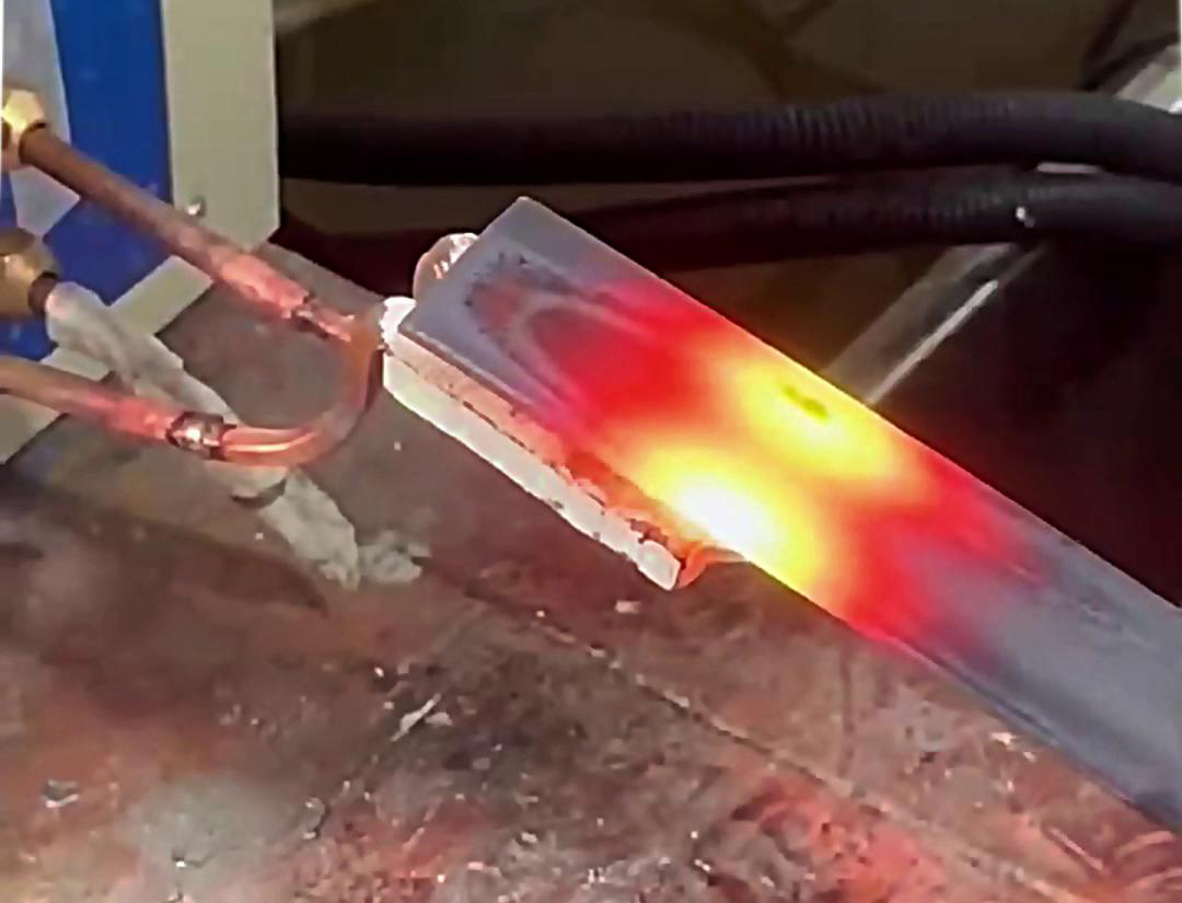 高頻加熱機(jī)憑借其獨(dú)特的技術(shù)特性，在鐵板平面加熱方面展現(xiàn)出了卓越的性能