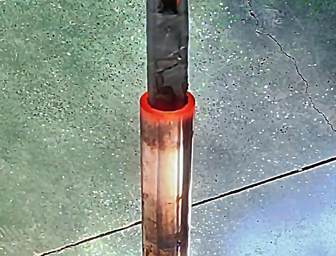 用高頻加熱機(jī)加熱內(nèi)孔，加熱時(shí)間可精確控制，溫度可實(shí)時(shí)監(jiān)控