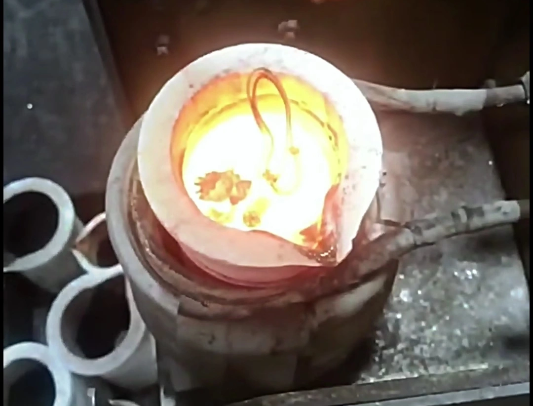 手搖傾倒式中頻熔金機(jī)是一種高效、靈活、安全可靠的金屬熔煉設(shè)備