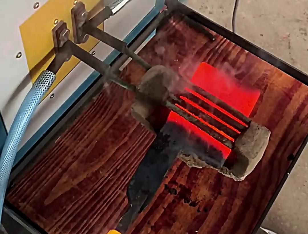 打鐵專用的高頻加熱爐，它采用電加熱，無明火更安全，開機即加熱