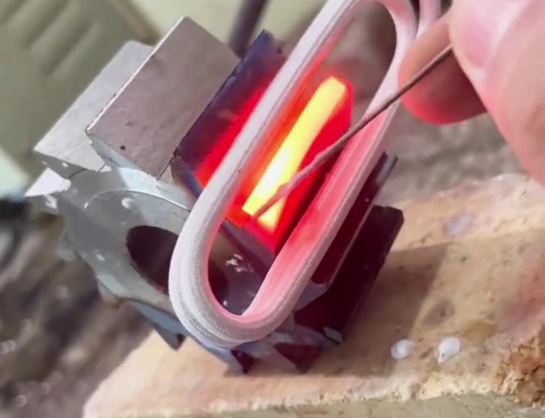 這是齒輪斷裂的齒牙，用我們的高頻焊接機(jī)不到一分鐘就能焊好