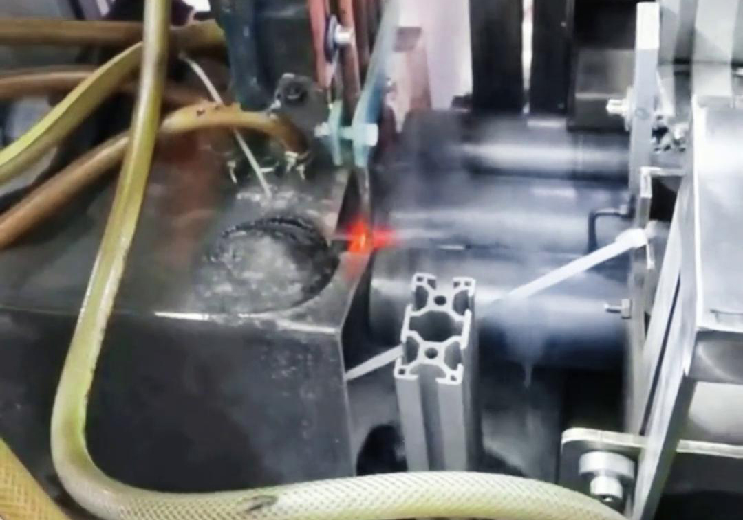 臥式高頻淬火機(jī)床主要應(yīng)用于軸類、盤類及各類精密復(fù)雜零件的表面硬化處理