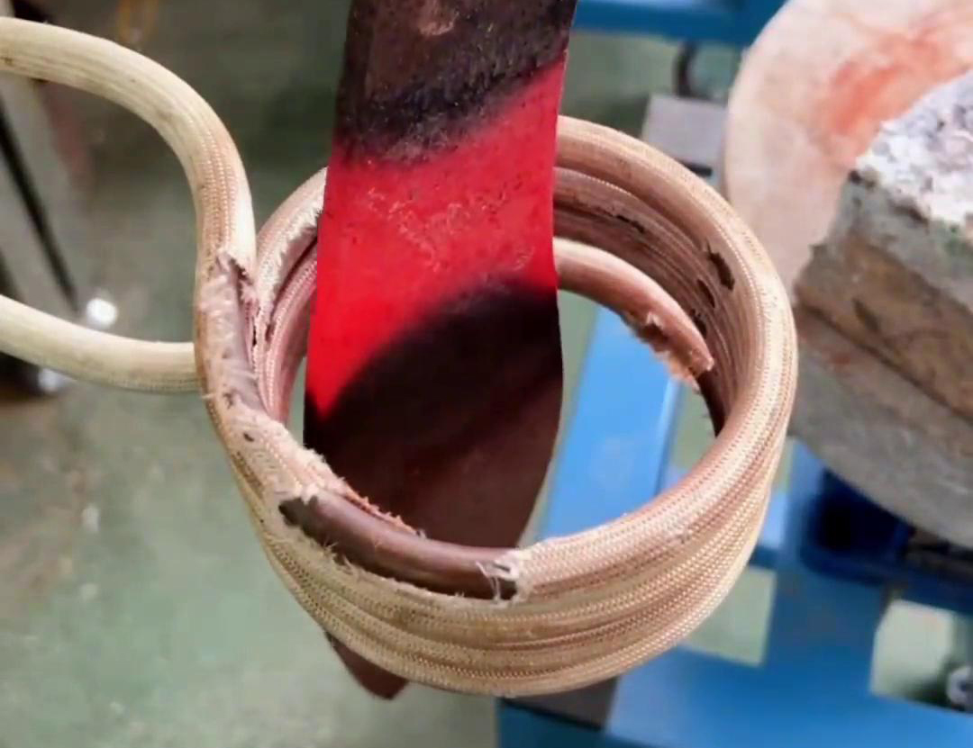 6毫米厚的鋼板，在這臺高頻感應加熱機上加熱幾秒鐘就紅透