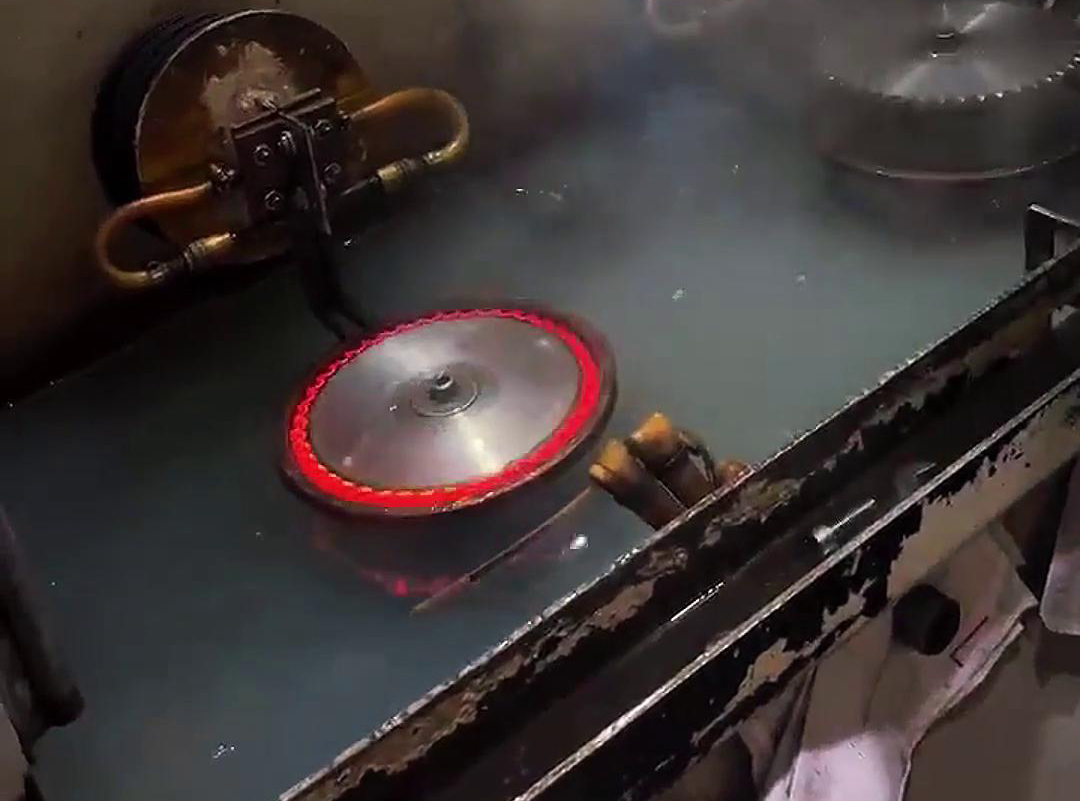 雙工位高頻淬火機床，它適用于各種鋸片、鏈輪、齒輪淬火熱處理