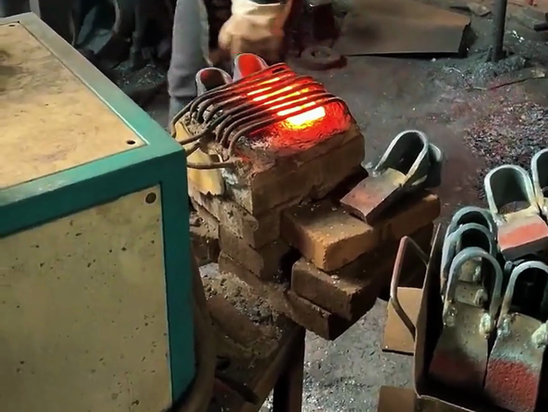 利用超音頻感應加熱技術(shù)，對鋤頭等農(nóng)具坯料進行快速、均勻加熱，隨后進行鍛造加工的工藝