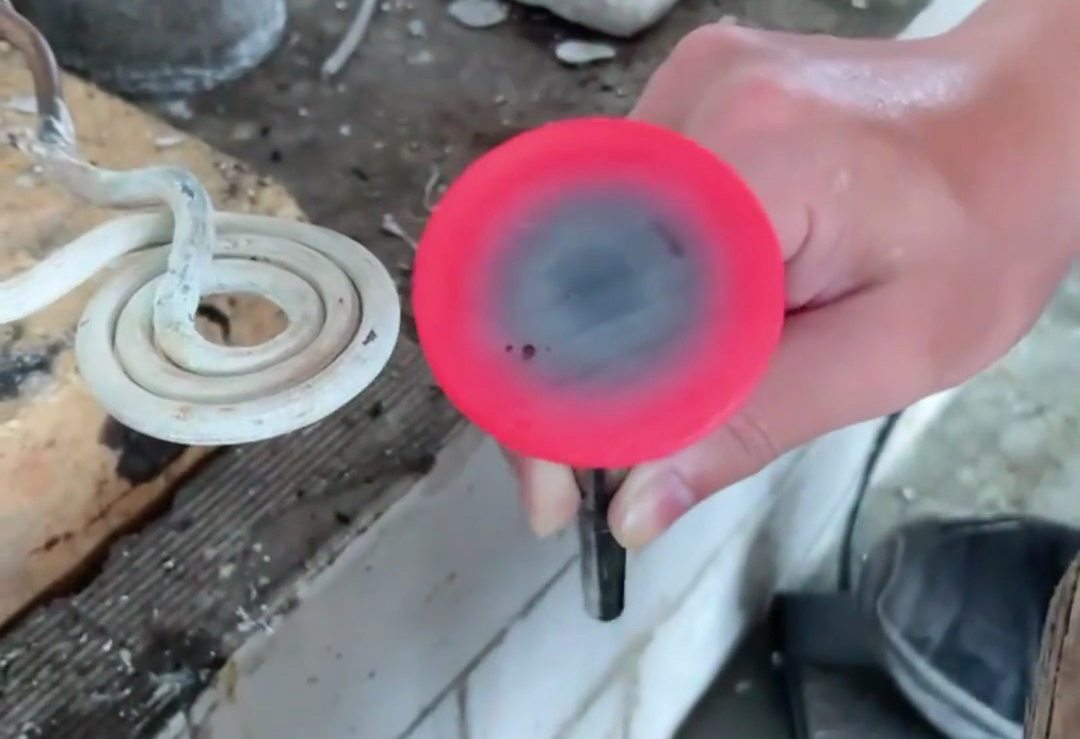 發(fā)動機(jī)氣門桿通過高頻感應(yīng)加熱實(shí)現(xiàn)表面快速淬火