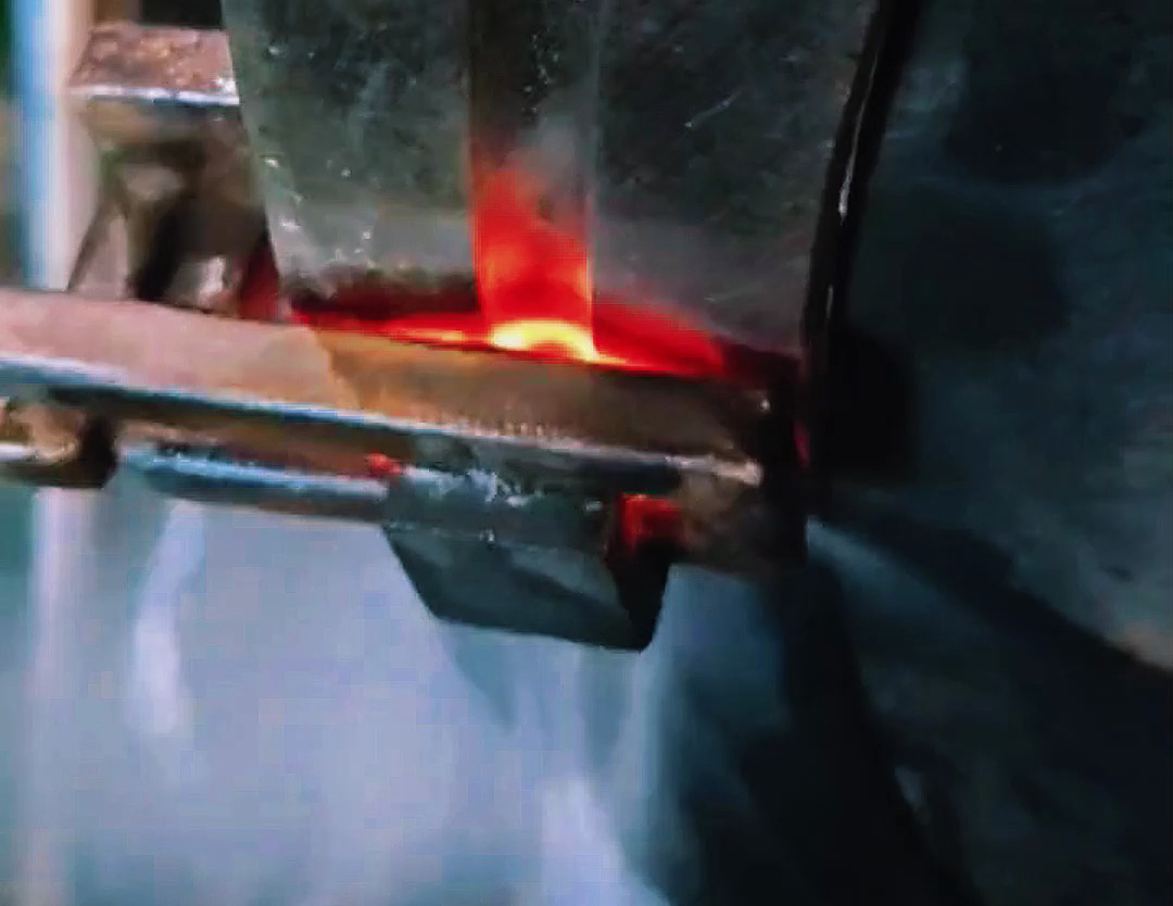 手持式高頻淬火對金屬工件表面進(jìn)行快速加熱和淬火的設(shè)備