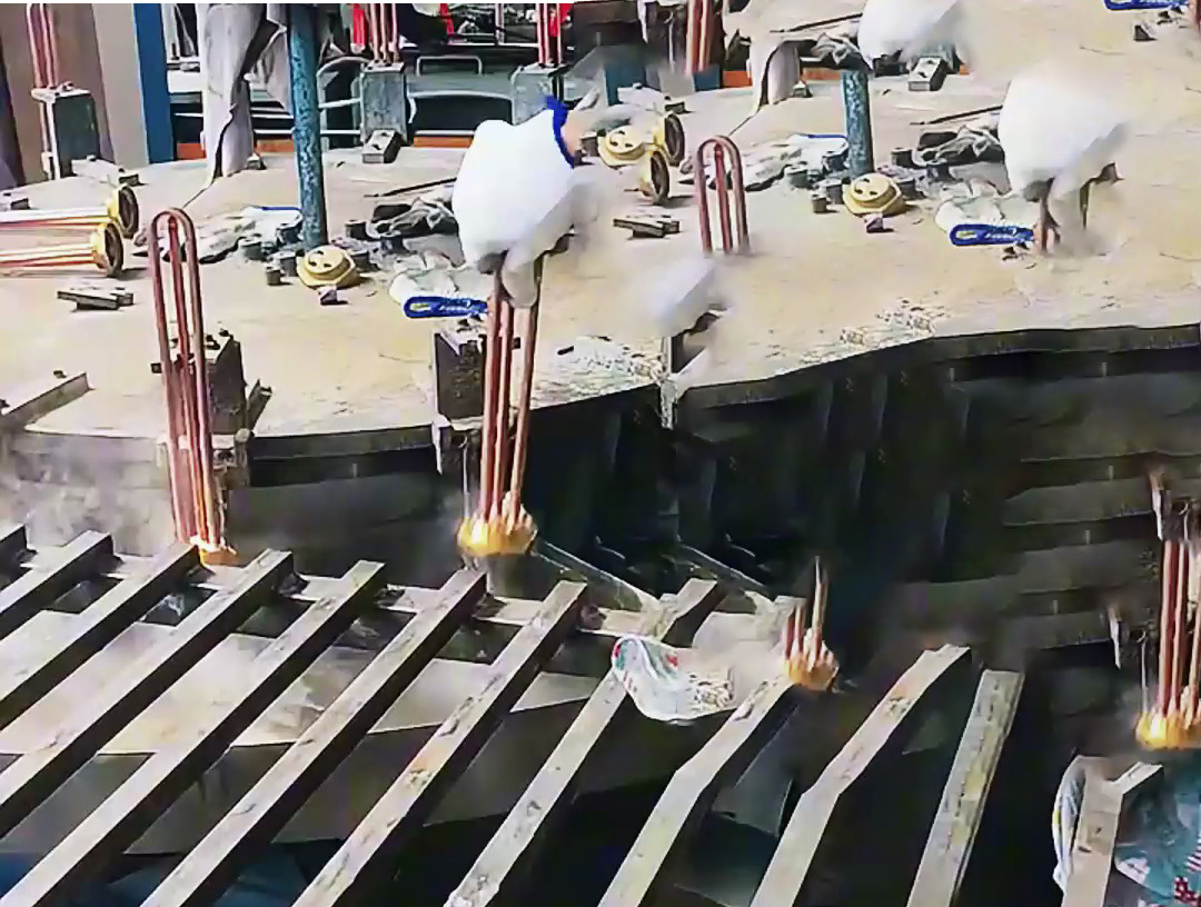 三工位高頻釬焊設(shè)備對(duì)熱水器發(fā)熱管錫焊