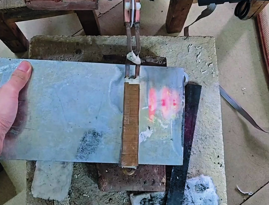 手持式高頻加熱機(jī)對鐵板平面進(jìn)行局部加熱