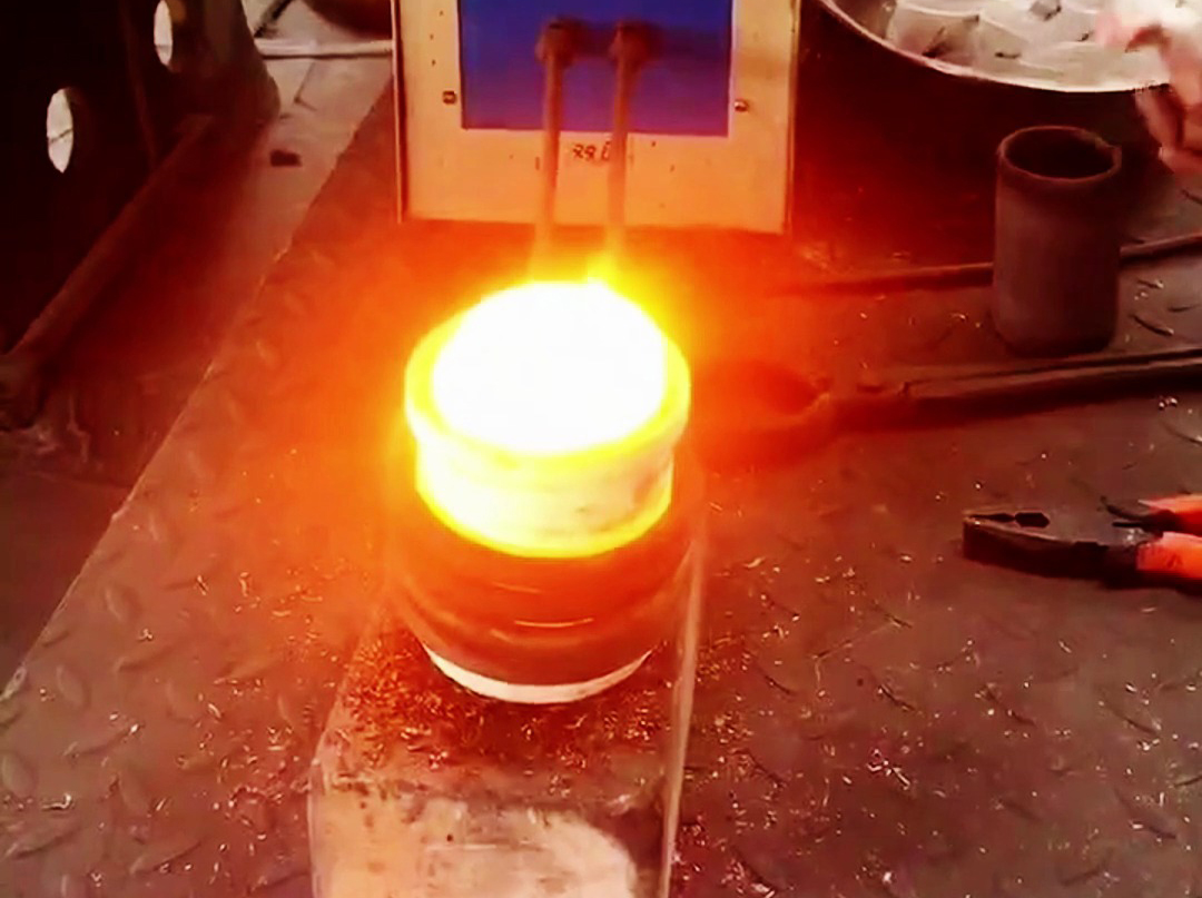 高頻熔煉爐適合在實(shí)驗(yàn)室，教學(xué)，小型化熔煉生產(chǎn)使用