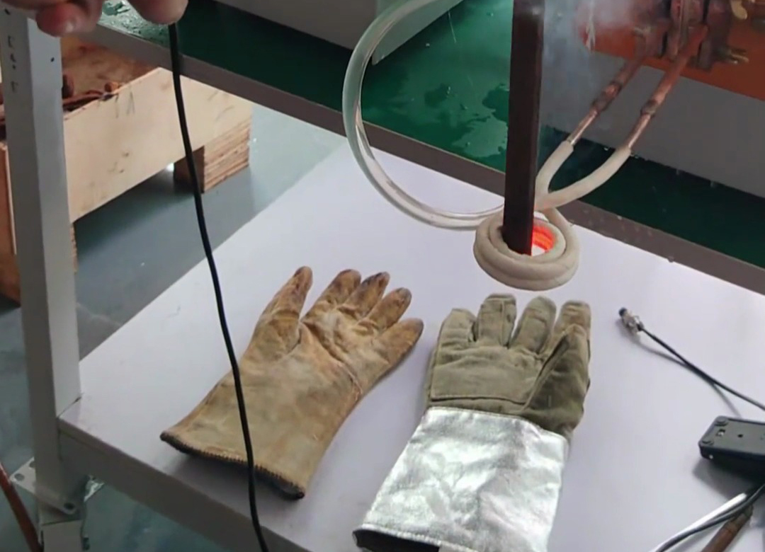 25KW型號(hào)的高頻加熱機(jī)用來做淬火、退火、焊接、熔煉等熱處理工藝