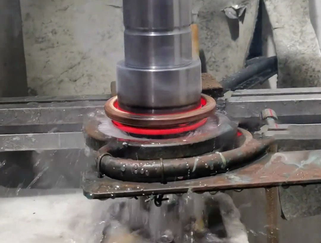 高頻淬火機(jī)床自動(dòng)化操作減少了人工干預(yù)，提高了生產(chǎn)效率和一致性