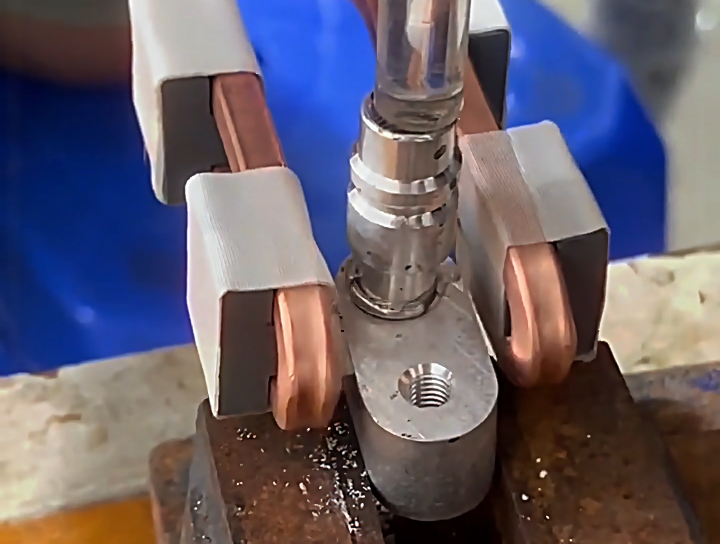 手持式高頻焊接機(jī)進(jìn)行鋁型管焊接，工作人員無(wú)需復(fù)雜的操作培訓(xùn)即可快速上手