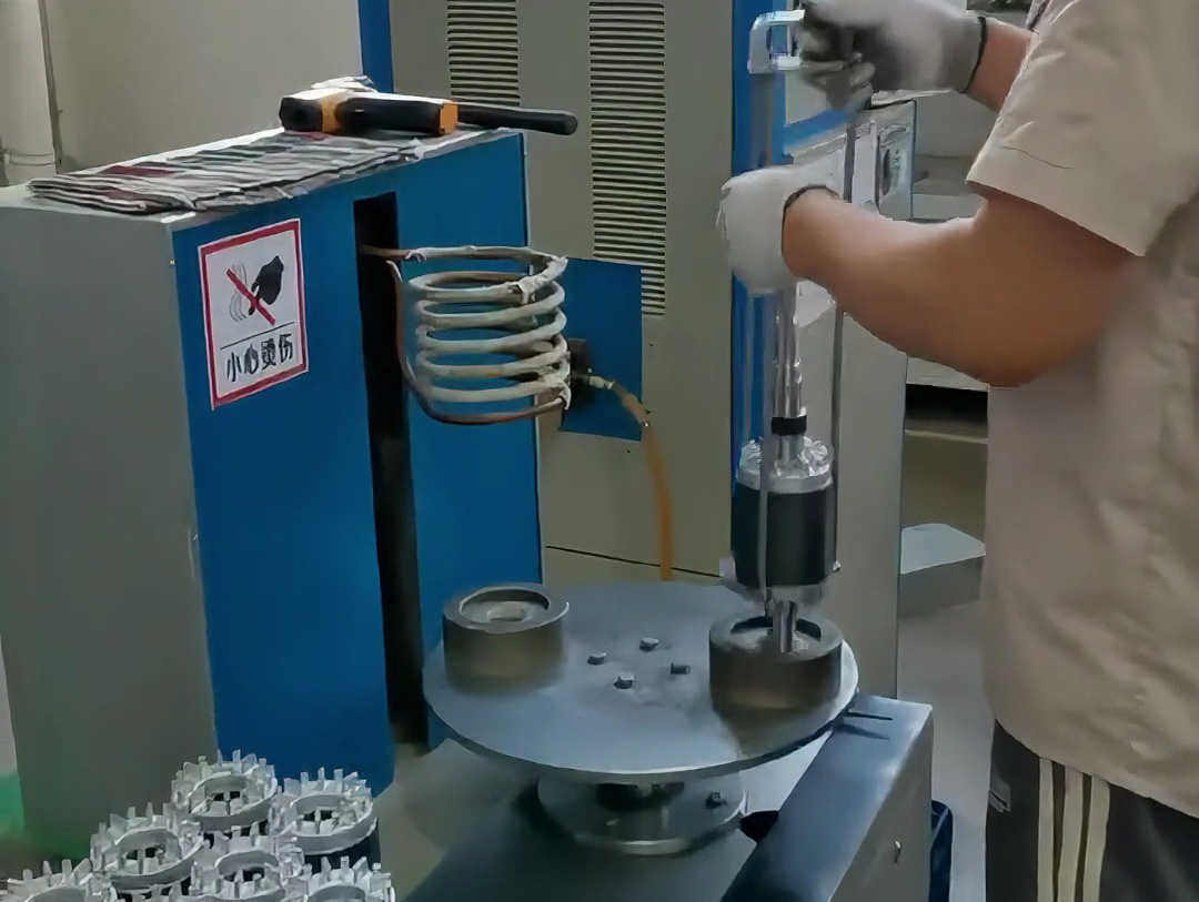 用中頻感應(yīng)加熱設(shè)備，將轉(zhuǎn)子軸芯加熱至200°C后裝入定子