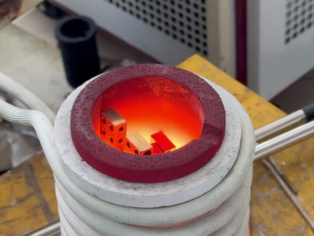 35KW的高頻熔煉爐對(duì)客戶郵寄過(guò)來(lái)的銅和鉛料進(jìn)行熔煉測(cè)試