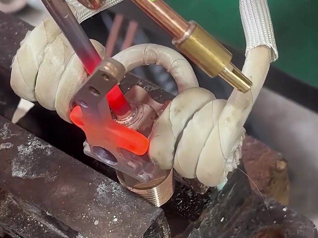 銅管、鋁管焊接、銅件鋁件不銹鋼工件配件焊接都可以使用高頻焊機(jī)完成