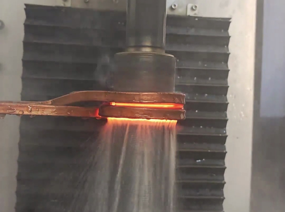 高頻淬火機(jī)床有多強(qiáng)，電機(jī)軸淬火全過程揭秘！硬度提升看得見