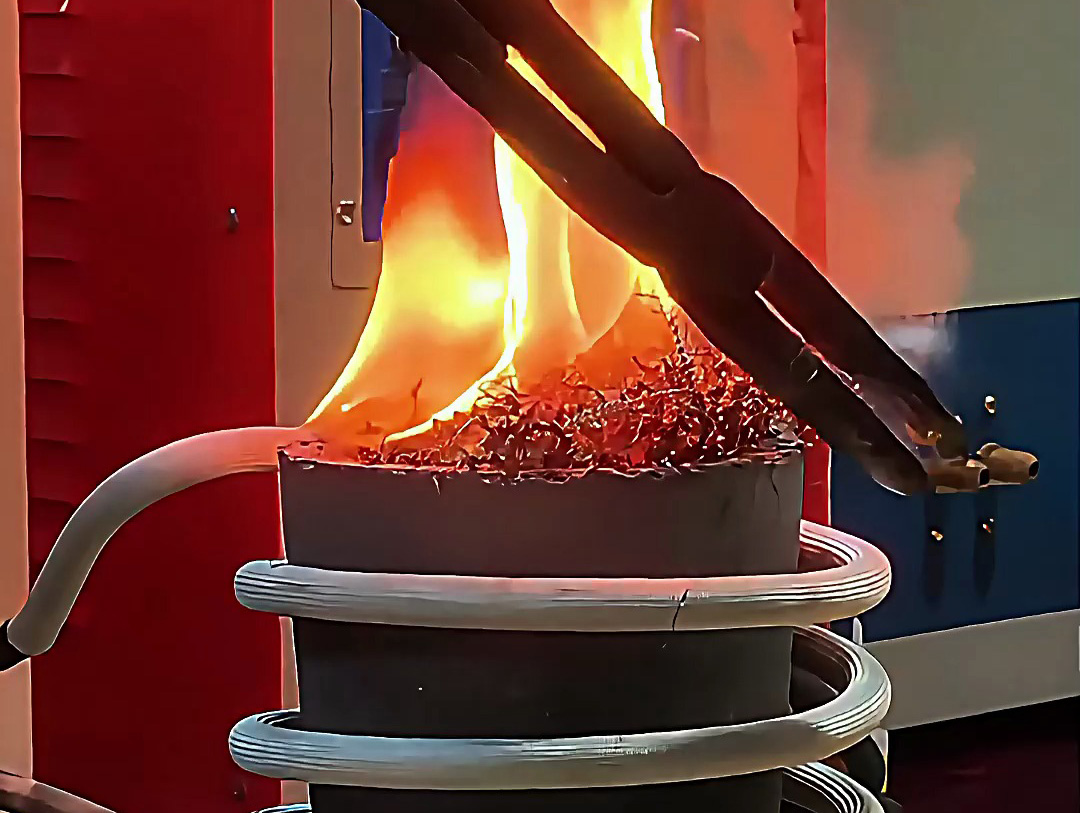 小型高頻熔煉爐，廢鐵屑熔煉只要5分鐘就可以熔煉一爐