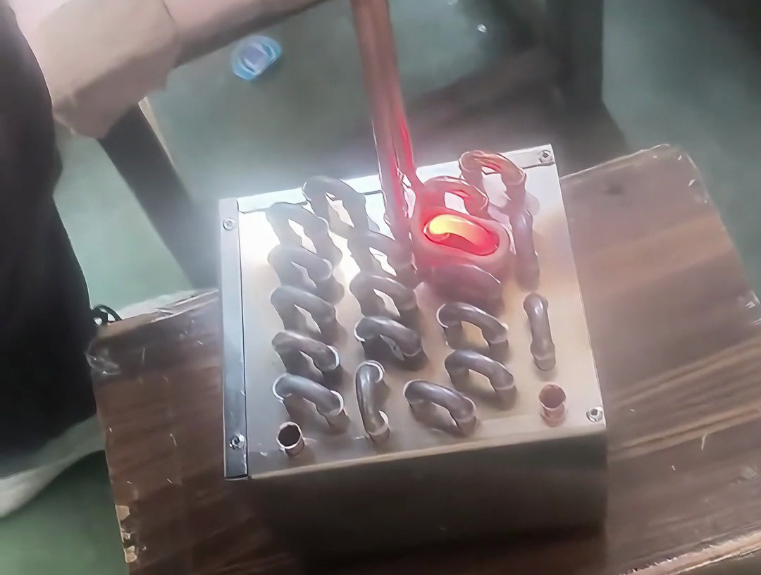 冷凝器U型銅管焊接全過程！手持高頻焊機(jī)效率提升3倍