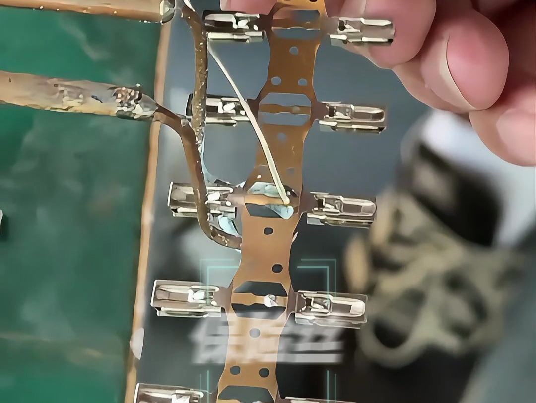 工人如何用超高頻焊接機(jī)完成保險(xiǎn)絲焊接？高清畫面展示全過程！