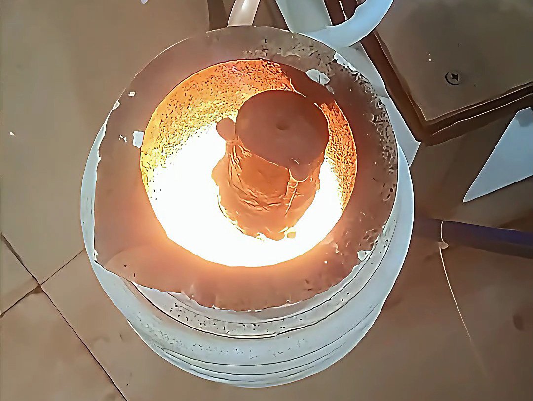 1公斤小型金屬熔煉爐，只要220V電壓即可使用