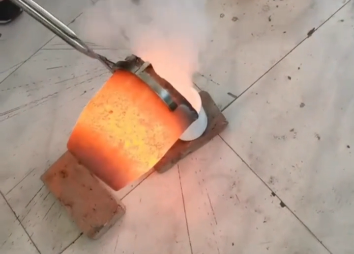 粉絲提供的銻金屬粉末怎么煉？看中頻熔煉爐如何滿足工藝指標(biāo)！