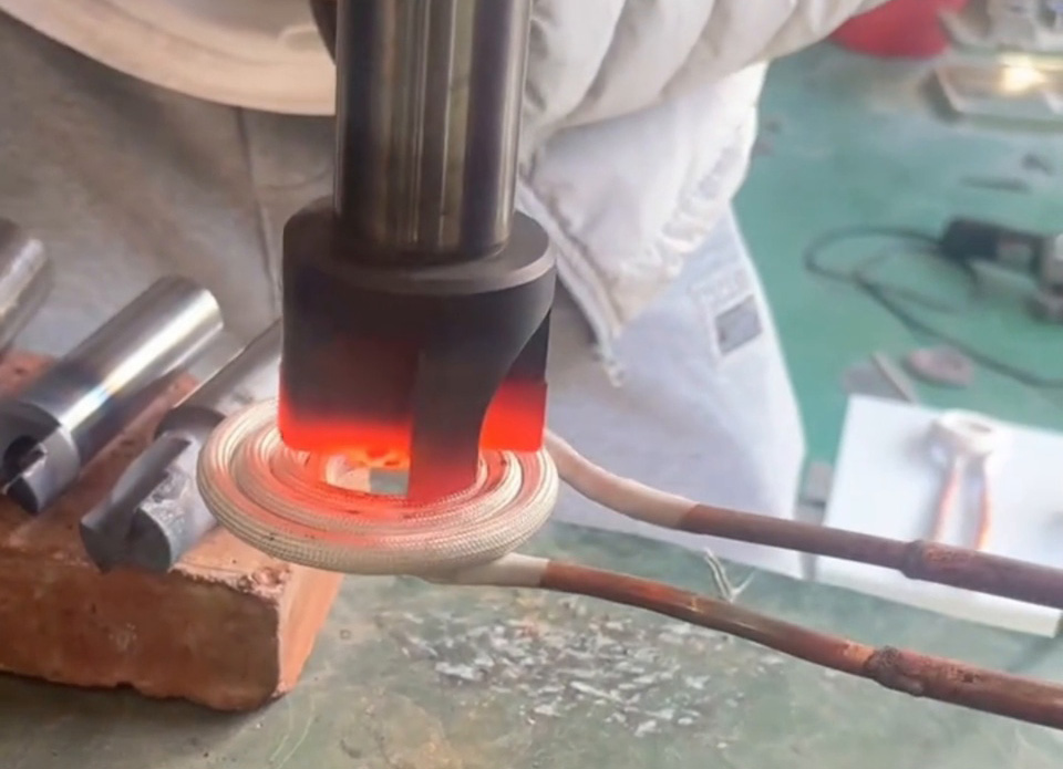 揭秘小型高頻加熱機(jī)的神奇操作！鉆頭合金熱取速度超乎想象！