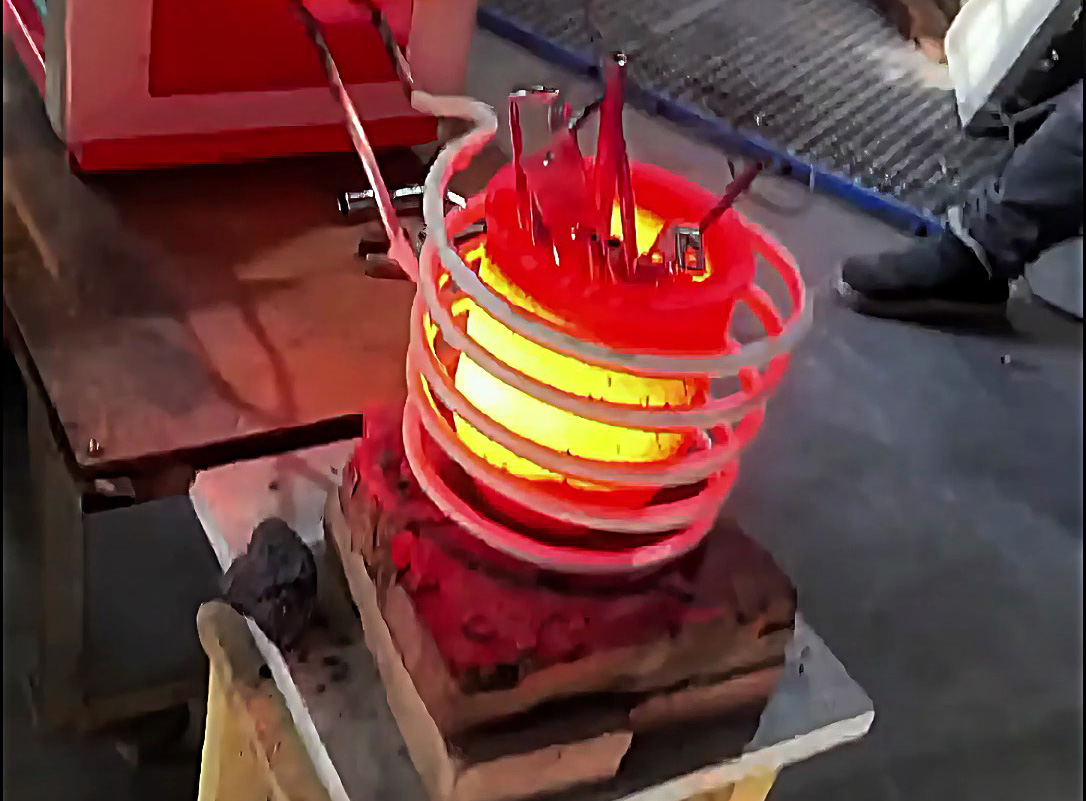 做廢品回收的老哥們都在夸！這臺小型高頻熔煉爐真能多賺錢！