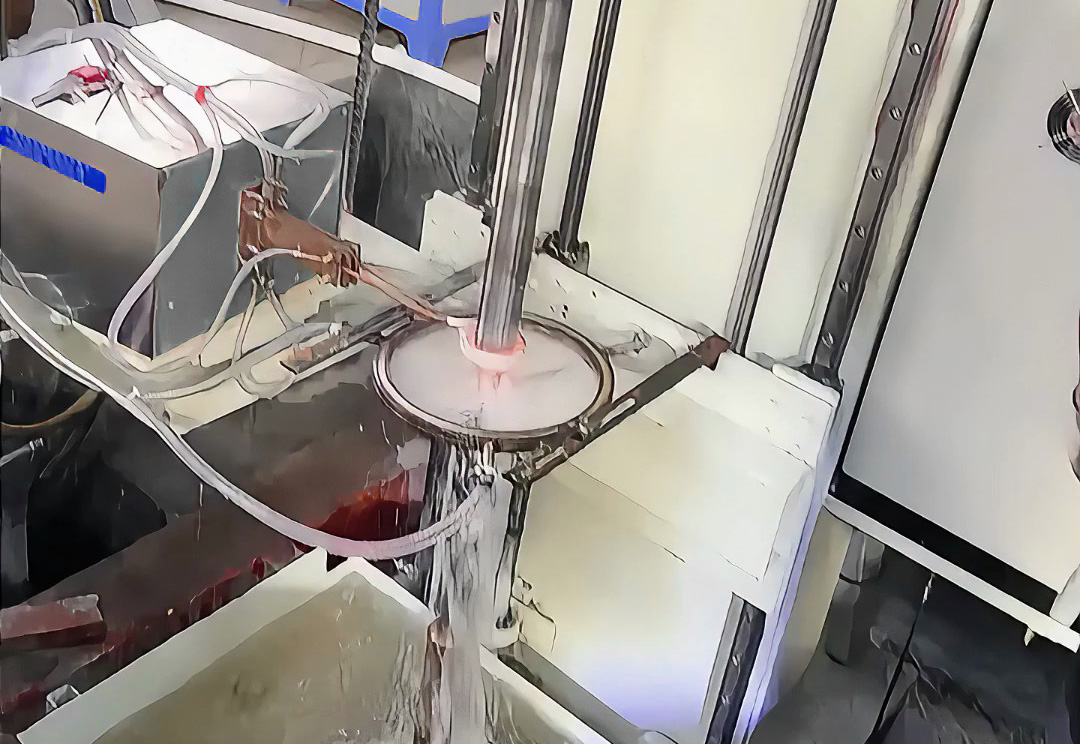 立式中頻淬火機(jī)床，分機(jī)升降上下移動(dòng)，適合1500mm長(zhǎng)度的軸淬火